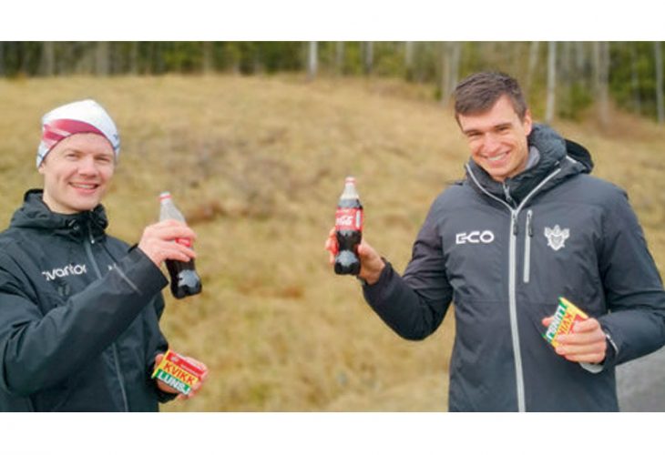 I MÅL: Eirik Kamstrup Hovind og Bojan Blumenstein er i mål. En cola og en kvikklunsj smakte etter målgang. 33 kilometer satt i beina. Foto: Håvard Haga
