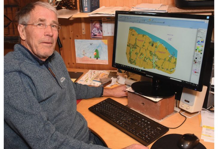 RUTINERT KARTTEGNER: Svein Solerød (82) har mer enn 60 års fartstid som karttegner. 82 år gammel er han fortsatt i full vigør med stadig nye prosjekter. FOTO: JON OLAV ANDERSEN, TOTENS BLAD.