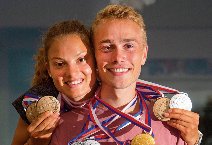 MEDALJEPARET: Kasper Fosser og Simona Aebersold med fire VM-medaljer hver hjemme i stua hos familien Fosser i Oslo. FOTO: JENS O. KLØVRUD