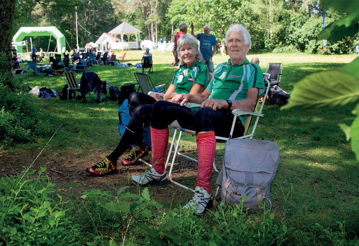 VETERAN-PAR: Einar og Gudveig har sittet ofte i campingstolene på samlingsplass. Nær 90 land har de kvittert ut på o-løp-deltakelse-lista. FOTO: JENS O. KLØVRUD