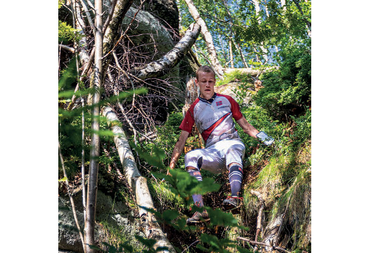 KREVENDE MELLOMDISTANSE: Eskil Kinneberg sklir ned bakkene i det som betegnes som en svært krevende mellomdistanse. Det holdt til 6. plass. FOTO: WOC2021